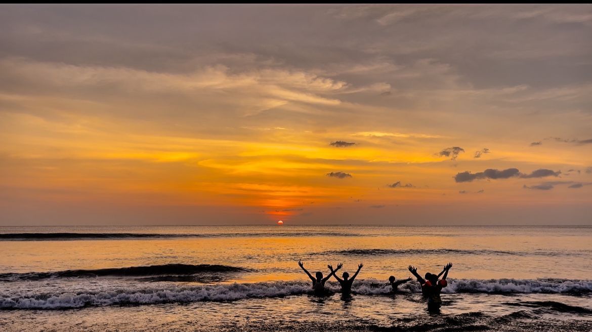 Pantai Lampuuk, Tempat Terindah untuk Menyambut Senja di Aceh  