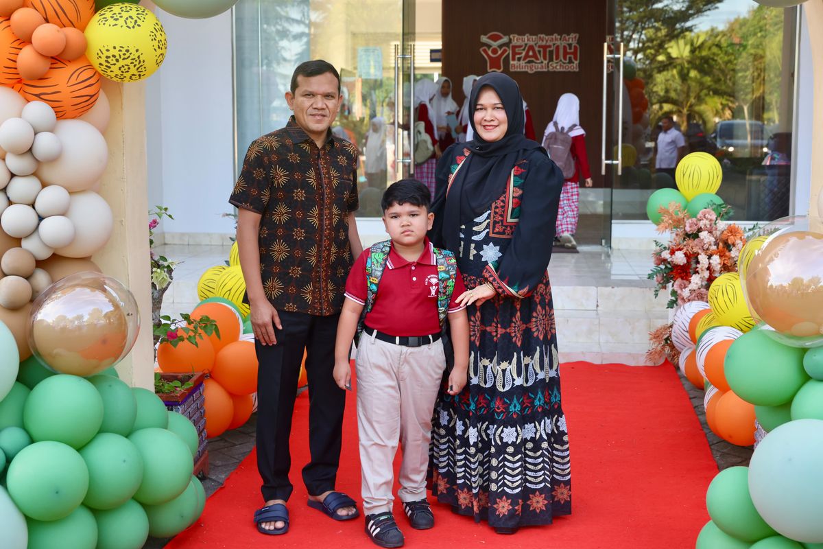 Hari Pertama Sekolah, Fadhlullah Antar Putra dan Dukung Gerakan Ayah Mengantar Anak