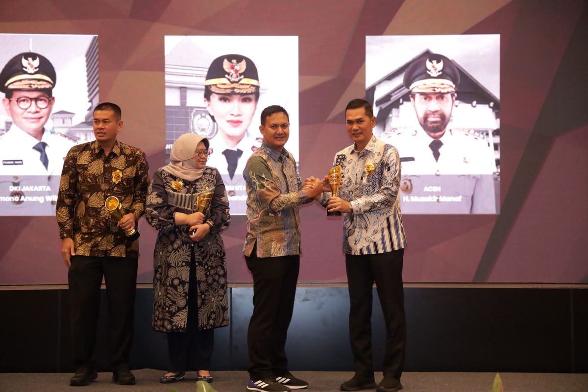 FPRMI Nobatkan Mualem Sebagai Gubernur Terbaik Bidang Komunikasi dan Informasi