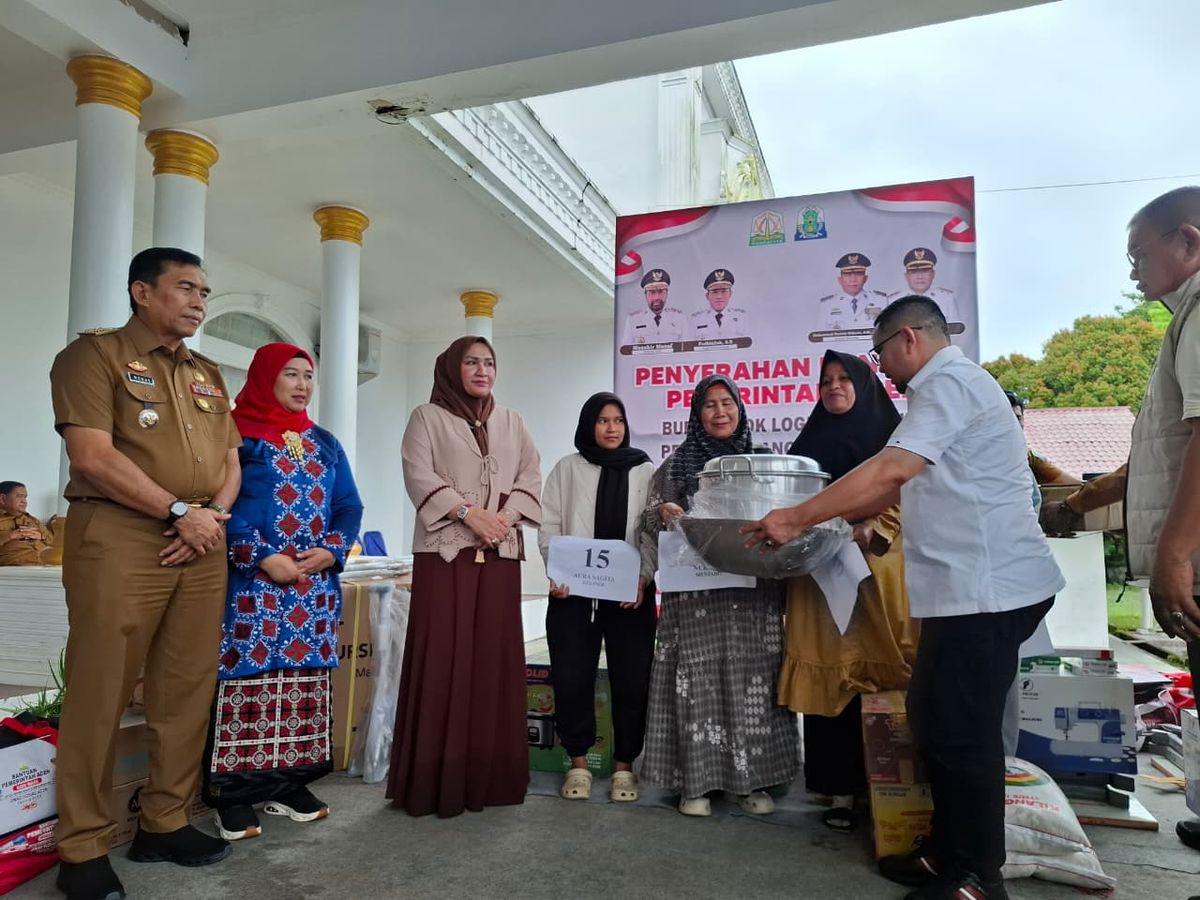 Tiba di Bumi Ate Fulawan, Kak Na Serahkan Bufferstok Bencana Senilai Rp2.2 Miliar