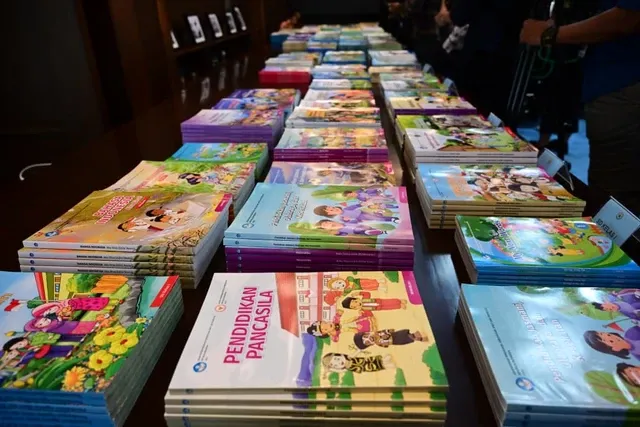 Prabowo Instruksikan Desain Ulang Buku Pelajaran Sekolah