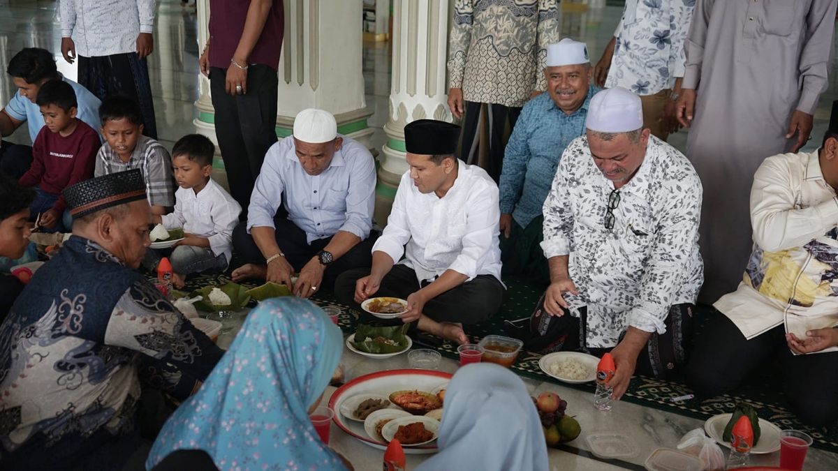 Di Tengah Maulid, Dek Fadh Berbagi Bahagia Bersama Ratusan Anak Yatim