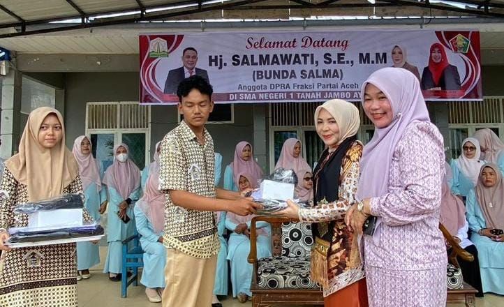 Air Mata Irfan Pecah Saat Terima Seragam Sekolah, Kisah Pelajar Terdampak yang Mengundang Haru