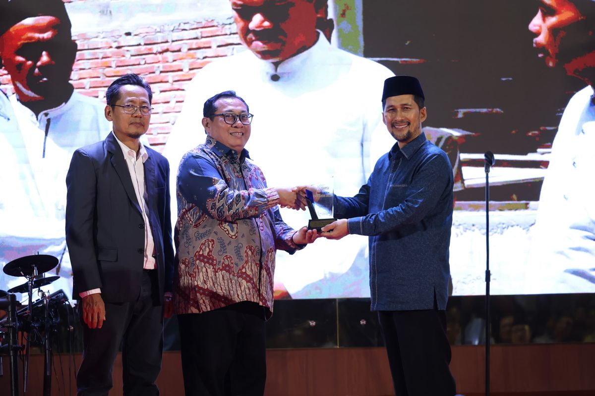 Wagub Aceh Terima Penghargaan Tokoh Penguat Ekonomi Syariah Aceh
