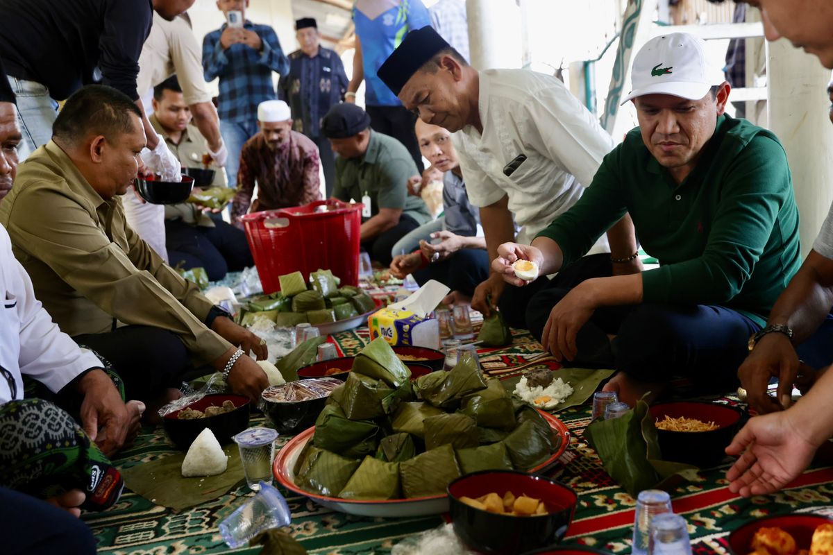 Wagub Aceh Hadiri Kenduri Maulid di Kaye Jatoe, Tradisi Bungkus Daun Tetap Terjaga