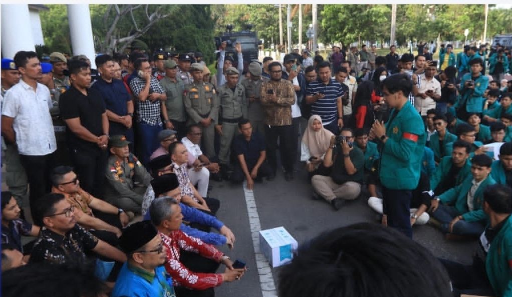 Satpol PP dan WH Aceh Sukses Kawal Aksi 600 Mahasiswa USK di Kantor Gubernur