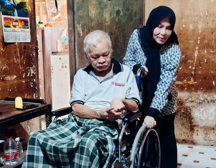 Bunda Salma Serahkan Kursi Roda untuk Warga Lumpuh