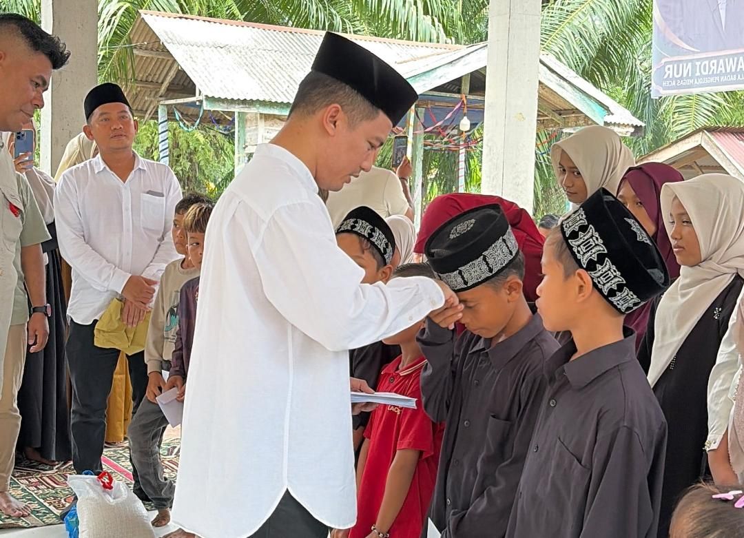 Kepala BPMA Salurkan Santunan Anak Yatim dan Bantuan untuk Balai Pengajian di Aceh Timur