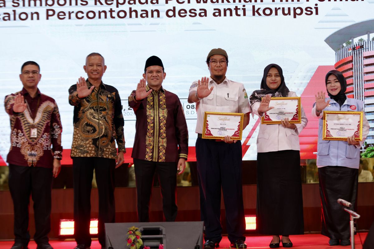 Dek Fadh Bersama Wakil Ketua KPK Serahkan Penghargaan Desa Antikorupsi kepada 15 Gampong di Aceh